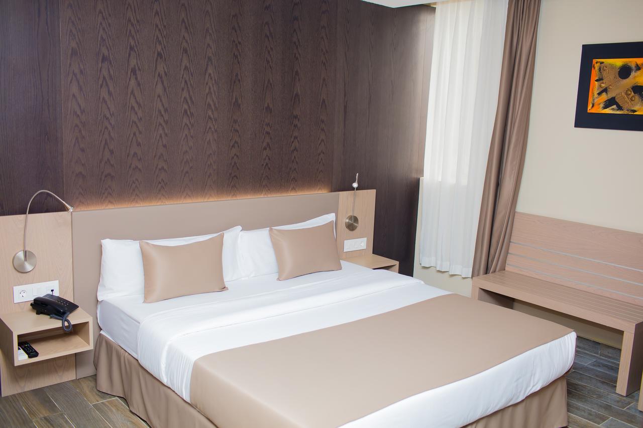 Fly Hotel Лібревіль Екстер'єр фото